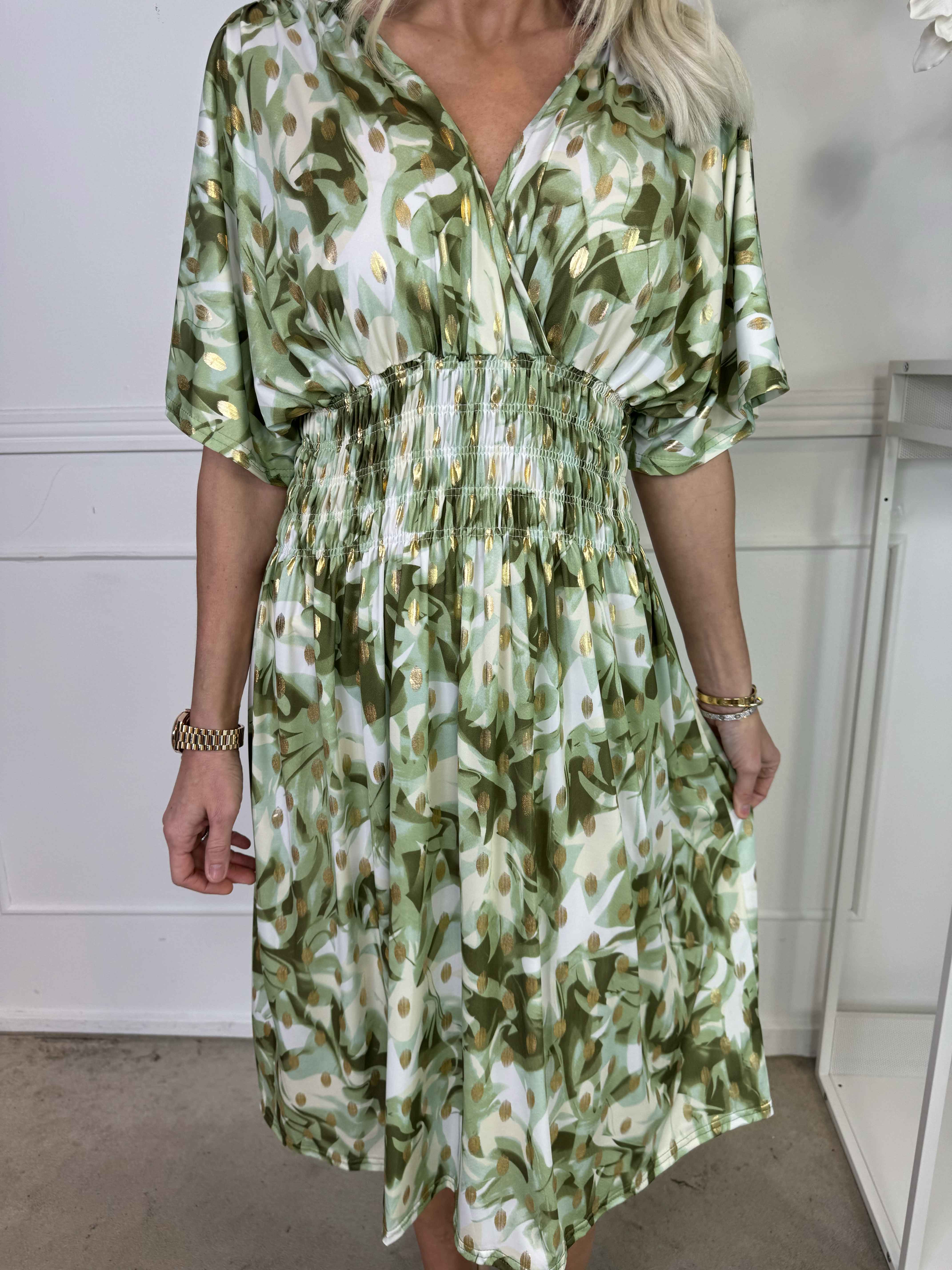 Pams Vacay Short - Mönstrad elastisk klänning med smock i midjan